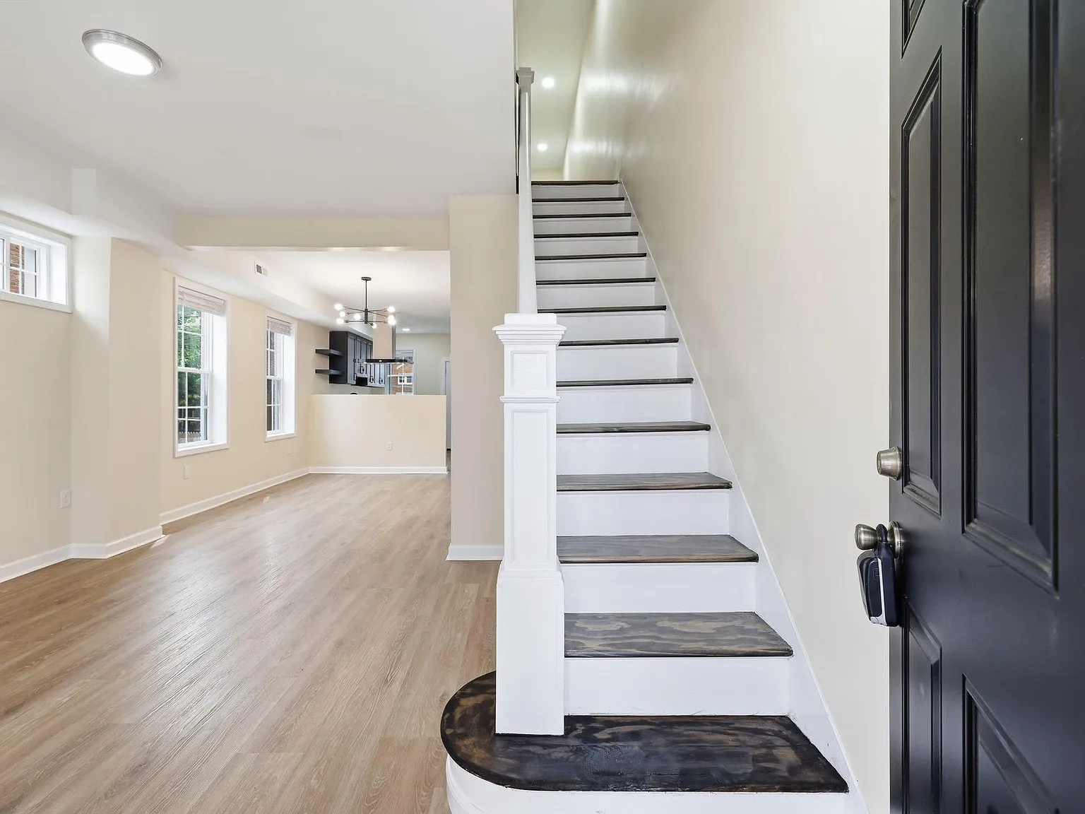 3 bed, 1.5 bath, 1350 sqft, $3,000 — Photo 3