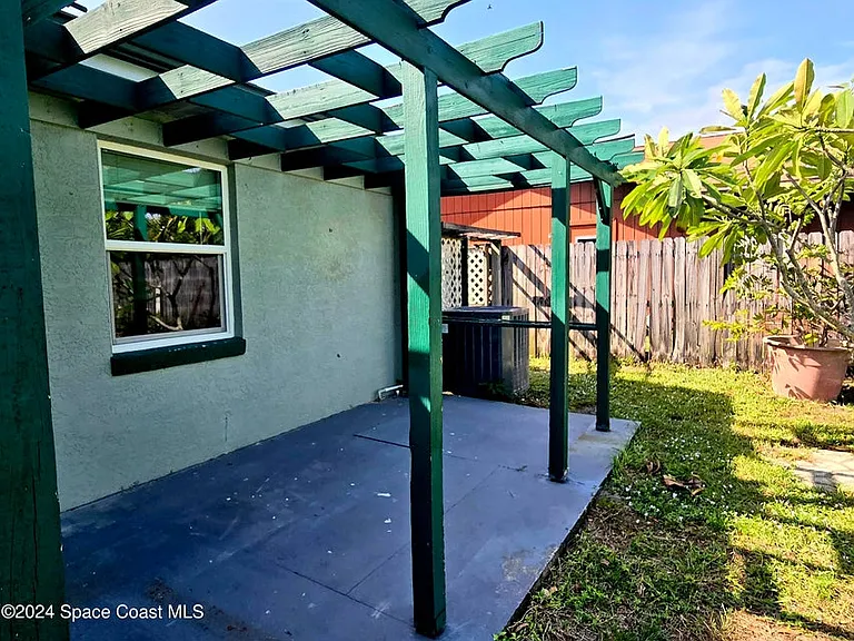 484 Poinciana Dr — Photo 10