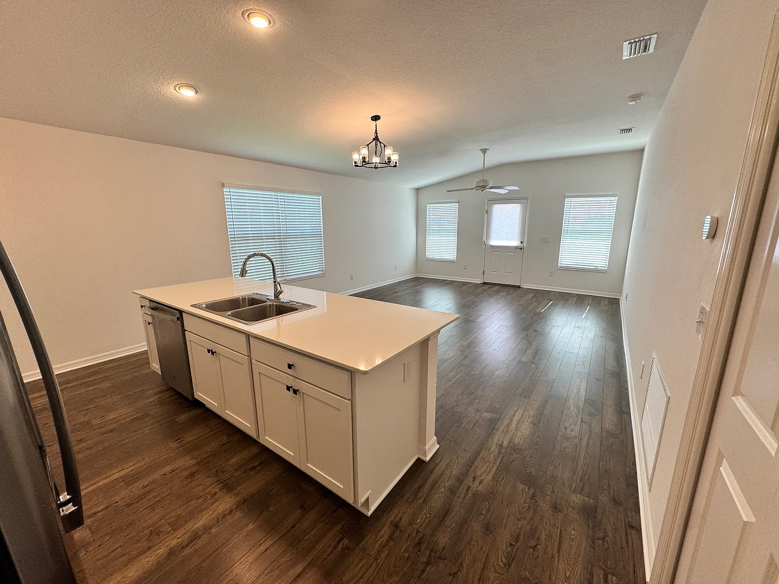 Unfurnished 2 Beds 2 Baths In Middleton — Photo 2