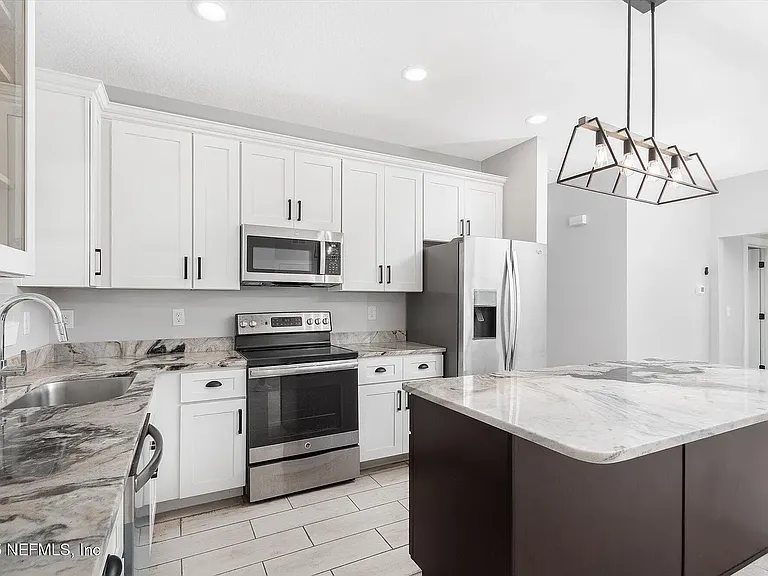 406 E Cochran Ave — Photo 1