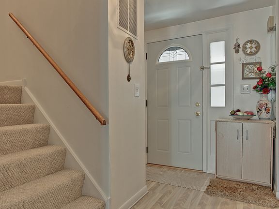 2nd image of 425 Winston Ln #425