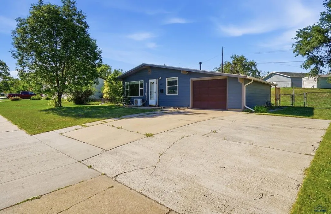 3 bed, 1008 sqft, $1,900 — Photo 2