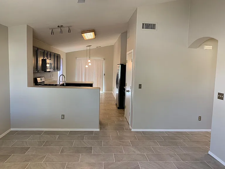 8824 S Desert Rainbow Dr — Photo 2