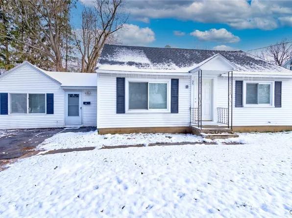35 Pine Ridge Cir, North Syracuse, NY 13212