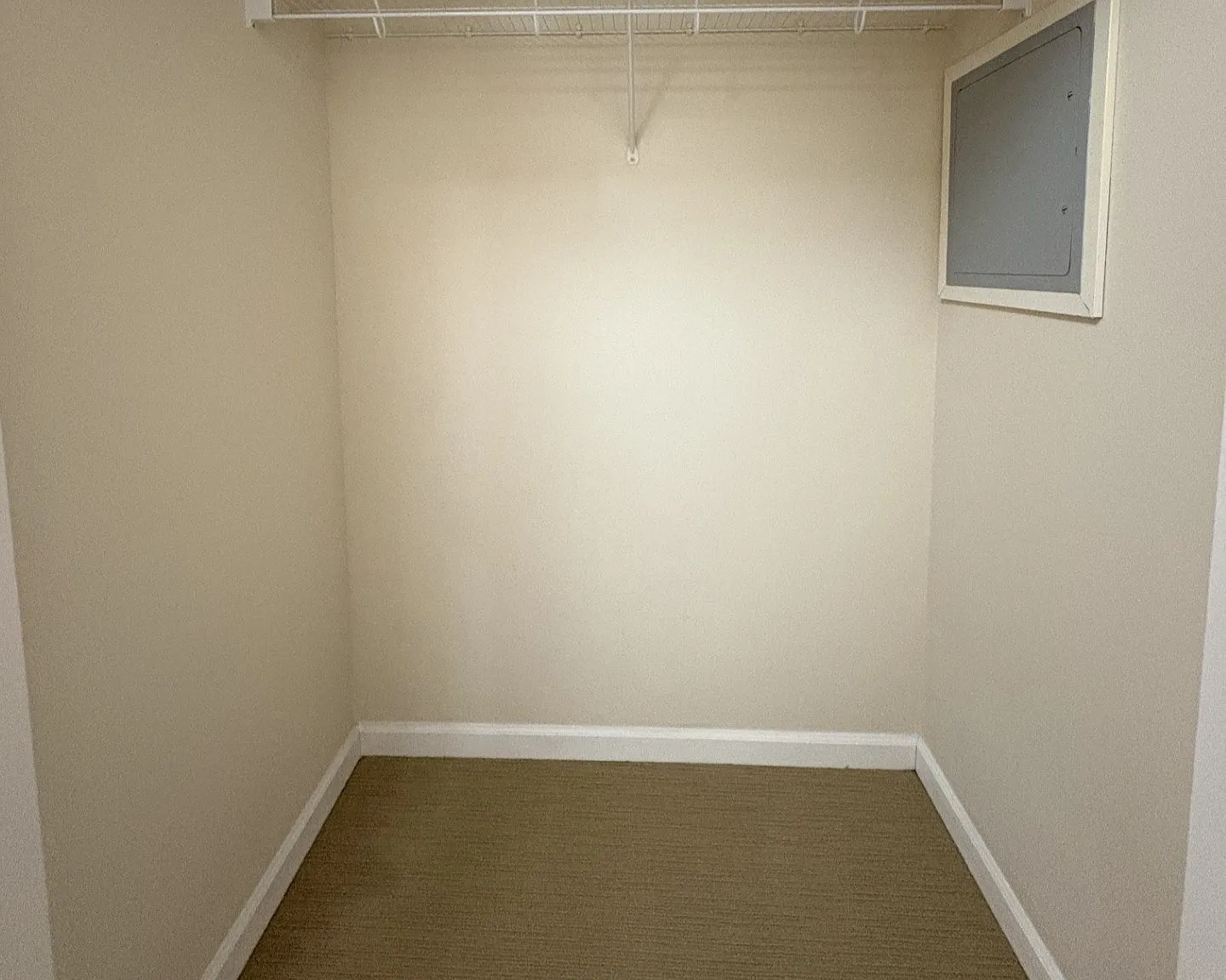 Peninsula Apartments — Photo 1