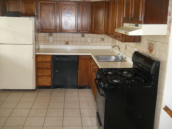 3rd image of 15 Wagon Ln