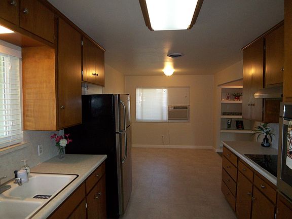 3rd image of 2634 Manzanita Ave