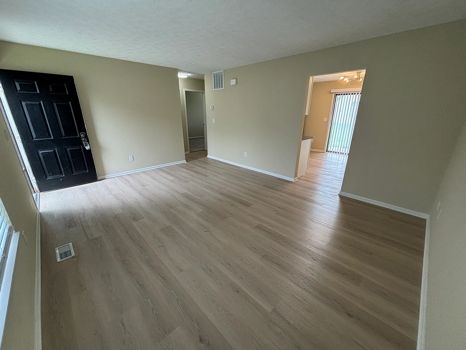 2 bed, 898 sqft, $1,395 — Photo 2