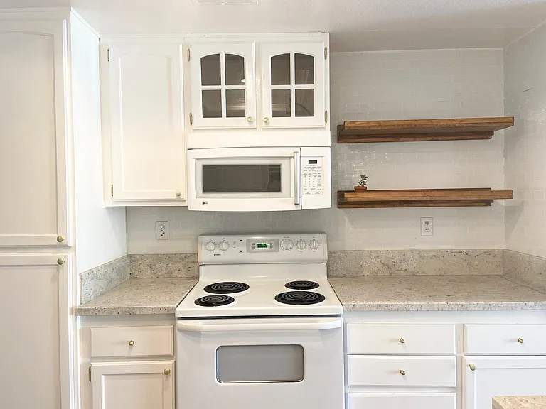 379 Stanford Ct — Photo 4