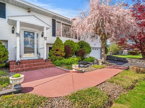 8 Agnes Ter, Methuen, MA 01844