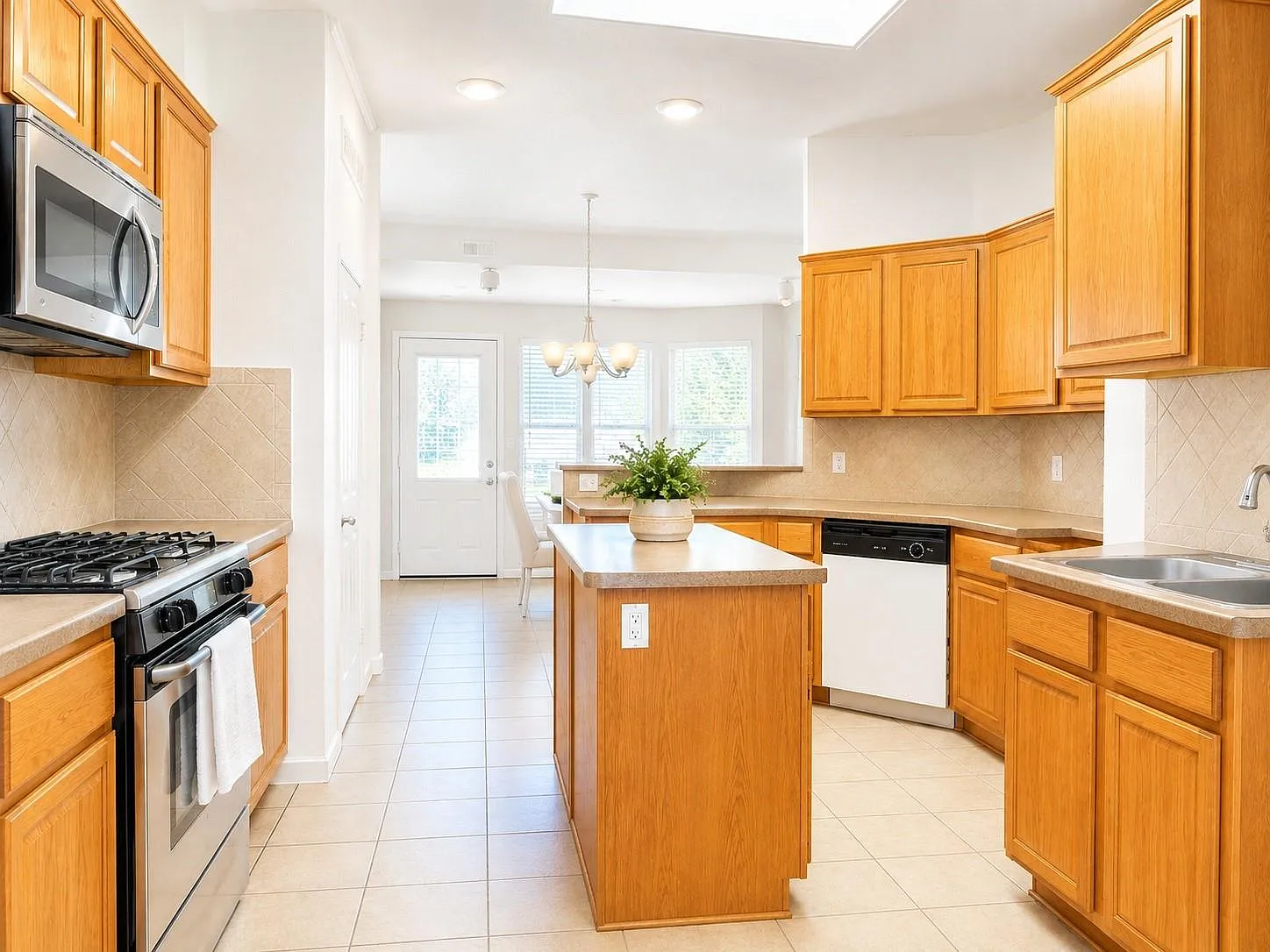 5 bed, 2.5 bath, 2473 sqft, $2,400 — Photo 3
