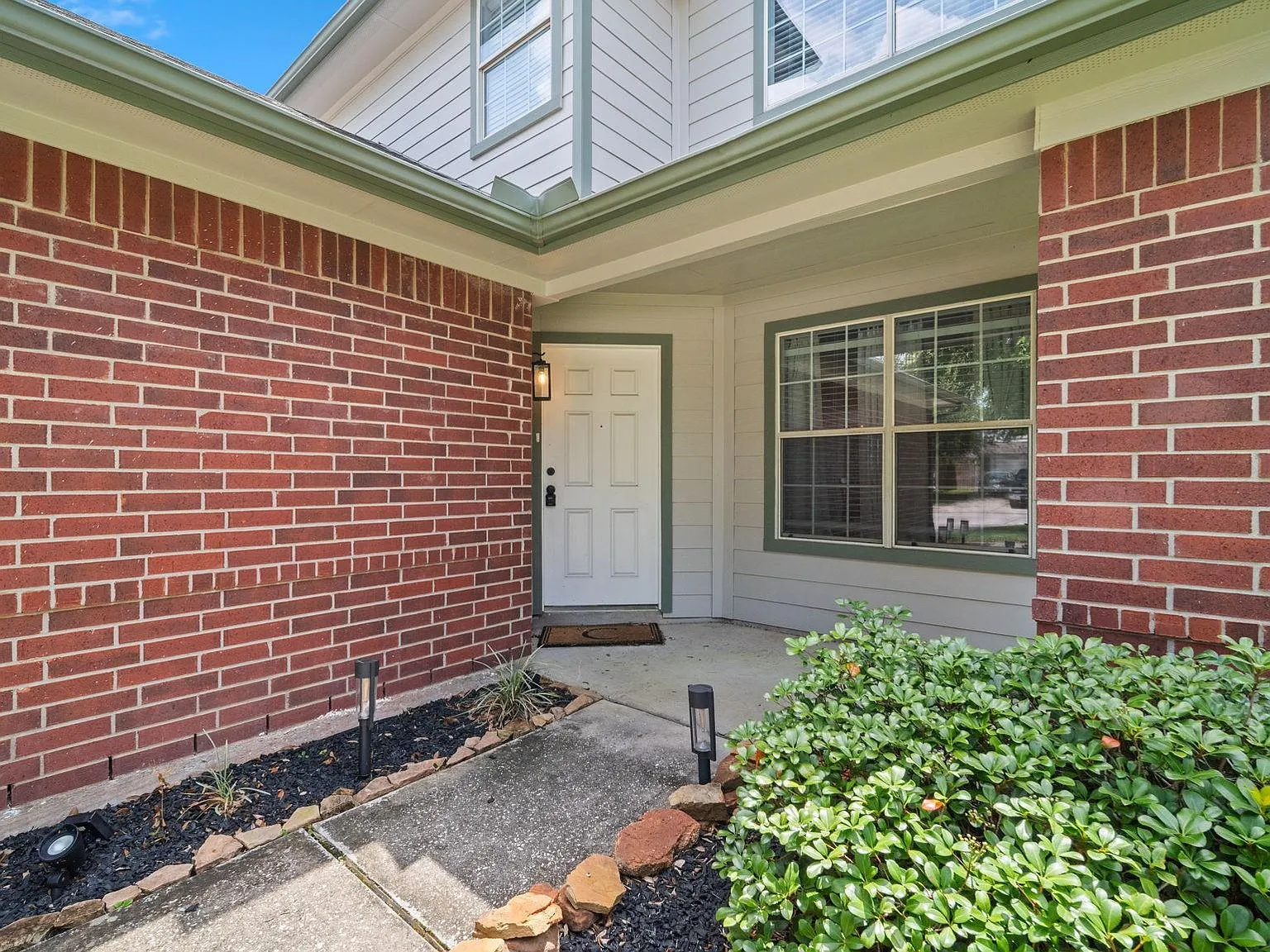 4 bed, 2.5 bath, 1842 sqft, $2,300 — Photo 4