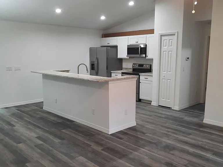 605 Howard St — Photo 3