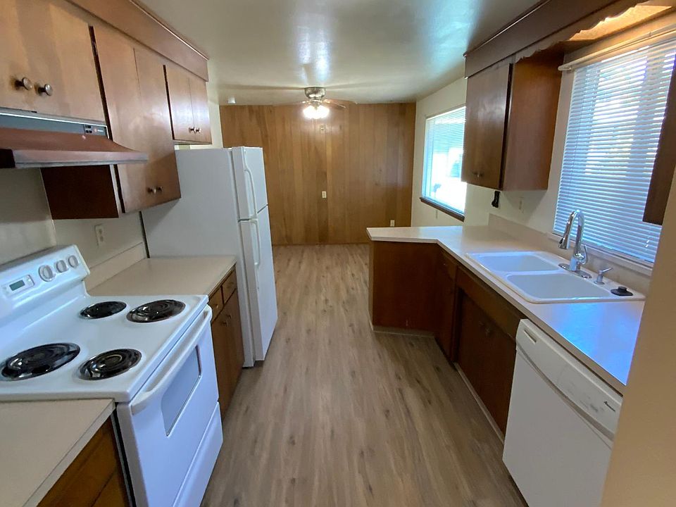 Kitchen to right as you walk in the front door