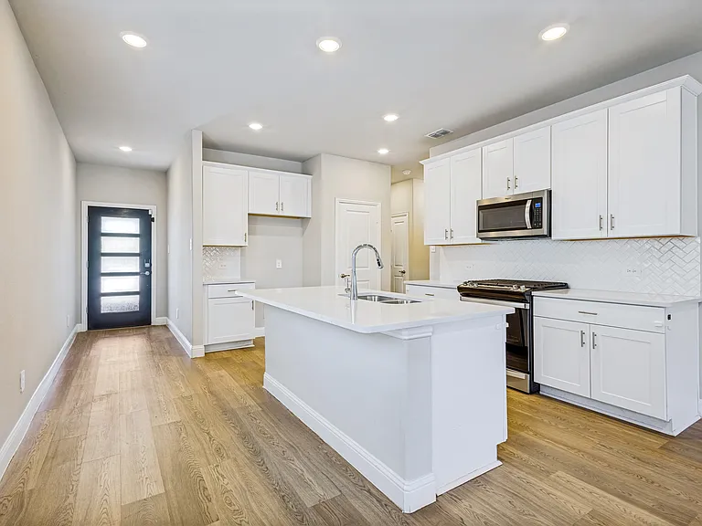 801 McKenna Dr — Photo 3