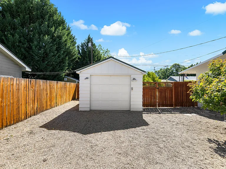 20 N Vinson St — Photo 50