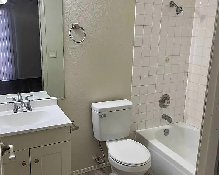 2121 Chertsey Dr #D — Photo 30