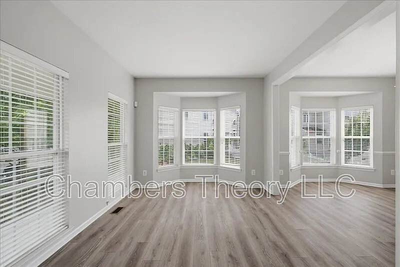 5 bed, 3.5 bath, 3271 sqft, $4,900 — Photo 3