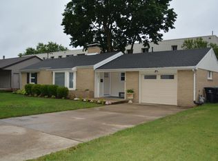 2011 Benjamin Ln, Bloomington, IL 61701