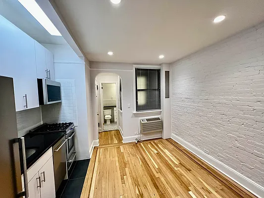 Rented by Salon Realty Corp | media 14