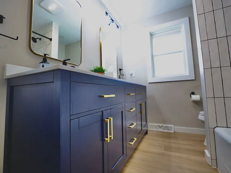 1534 N Woodburn Ave — Photo 27