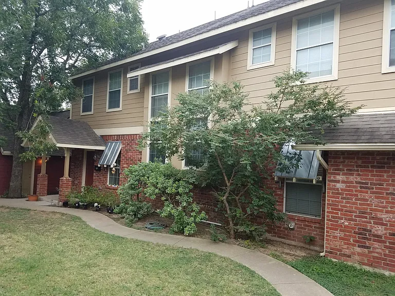 1000 N Riverside Dr #2 — Photo 1