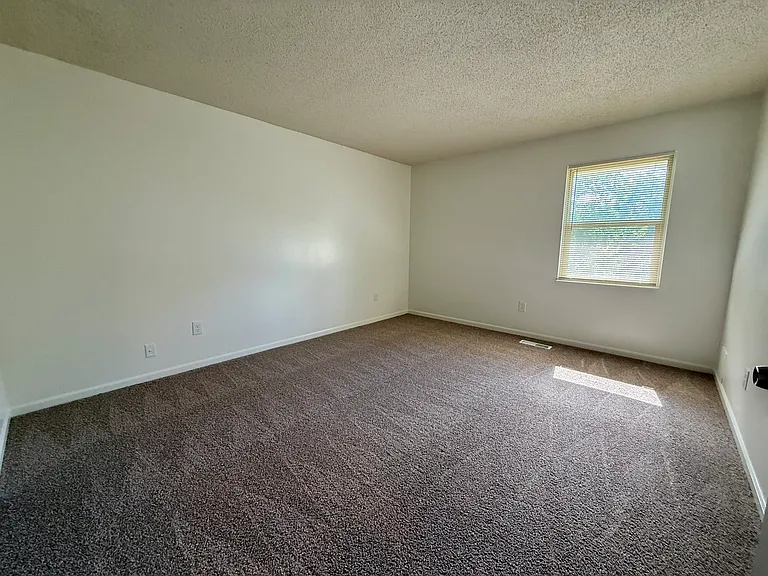 909 SW 19th St #D — Photo 12