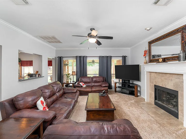 2309 Orleans Ln — Photo 6
