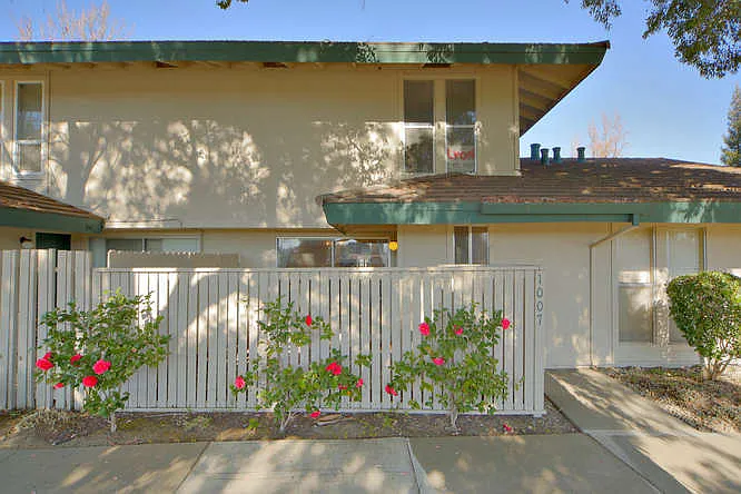 1007 Roundtree Ct photo 1