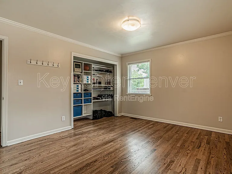 1070 S Elmira St — Photo 13