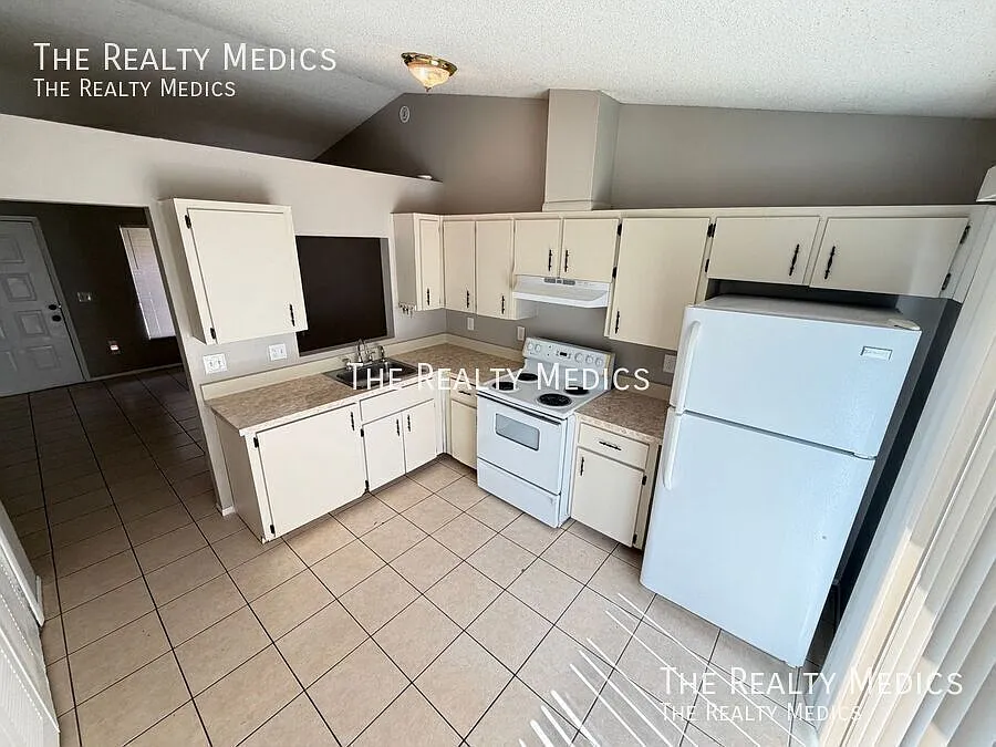 Fantastic 2 Bed 2 Bath Duplex With A Huge Backyard!! — Photo 4