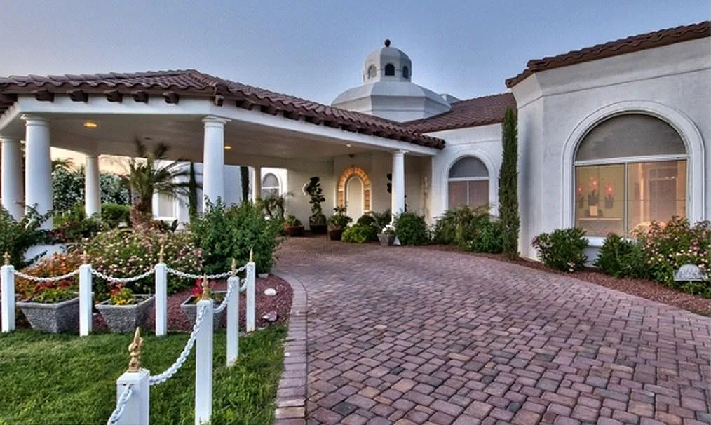 6 bed, 5561 sqft, $26,000 — Photo 3