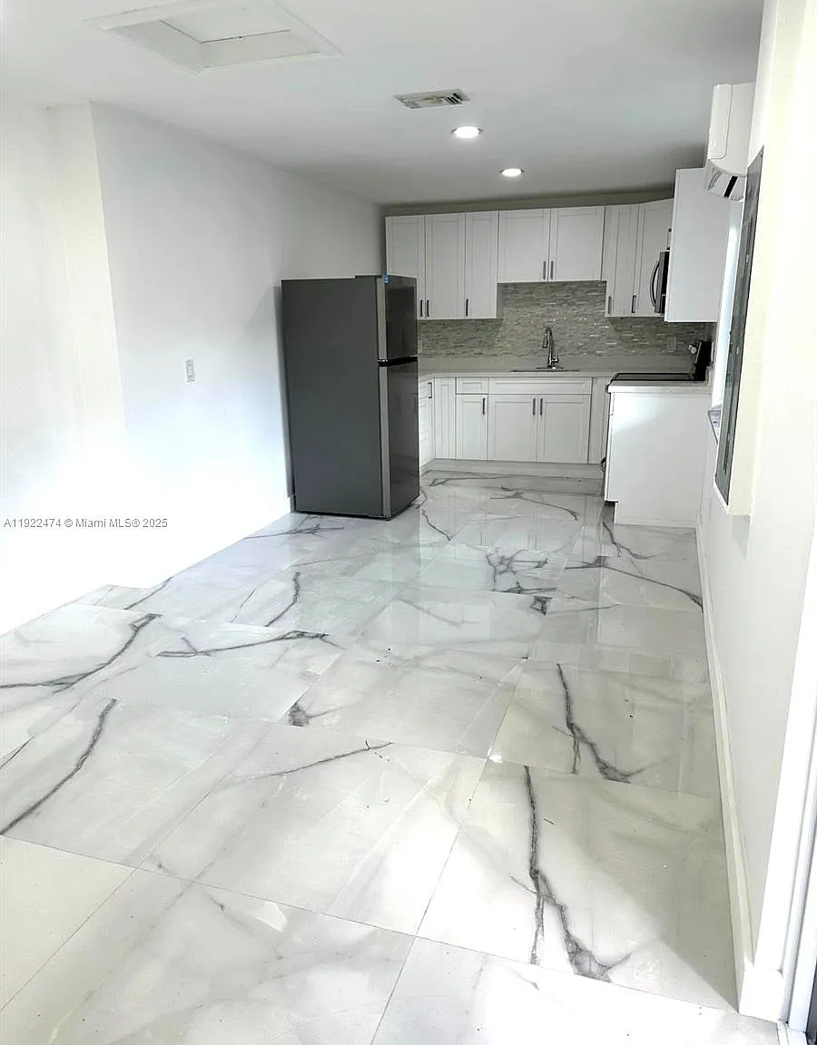 2 bed, 1.0 bath, $2,100 — Photo 2