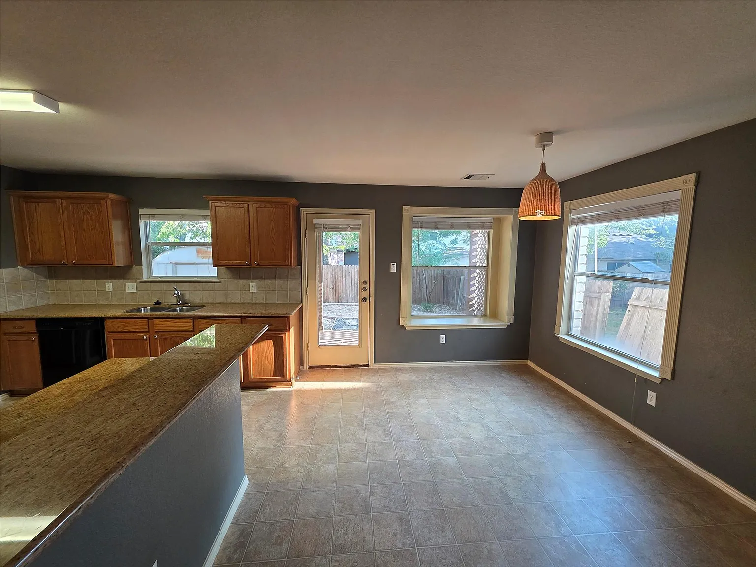 4 bed, 2.5 bath, 2073 sqft, $2,150 — Photo 3