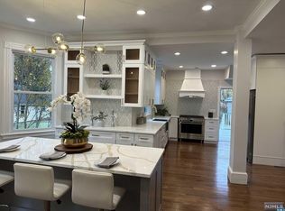 114 Cottage Pl, Ridgewood, NJ 07450