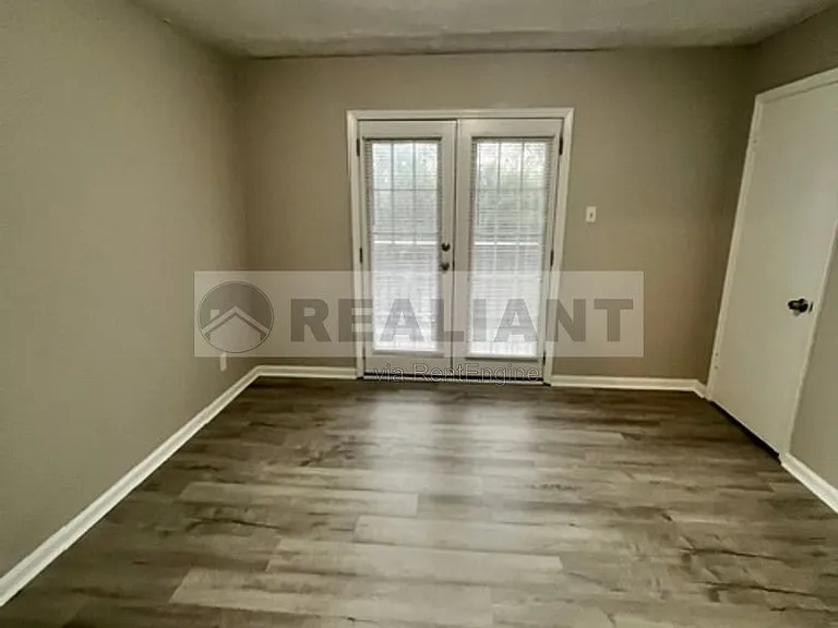 2021 Cambridge Dr #11 — Photo 6