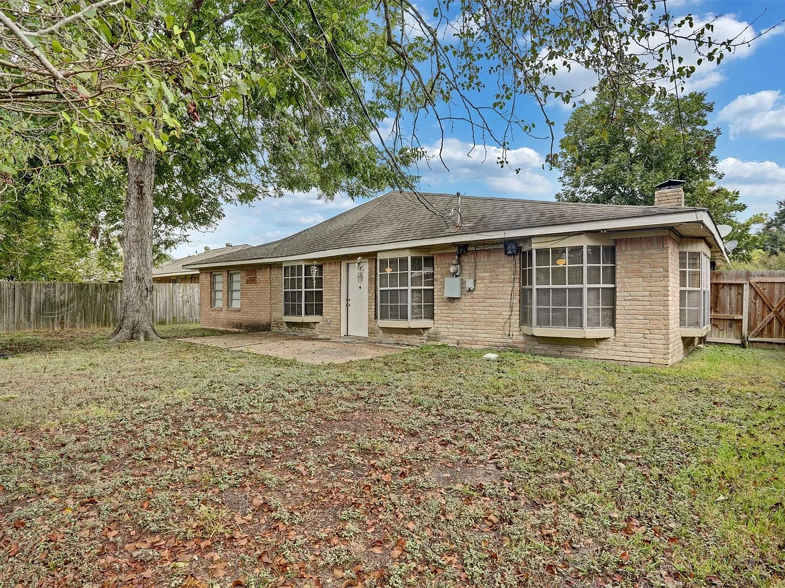 4 bed, 2.0 bath, 2433 sqft, $1,900 — Photo 3