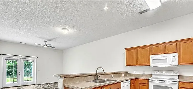 3 bed, 1393 sqft, $1,900 — Photo 3