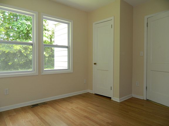 5th image of 614 Westwood Cir
