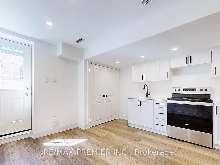 208 McRoberts Ave W #LOWER — Photo 3