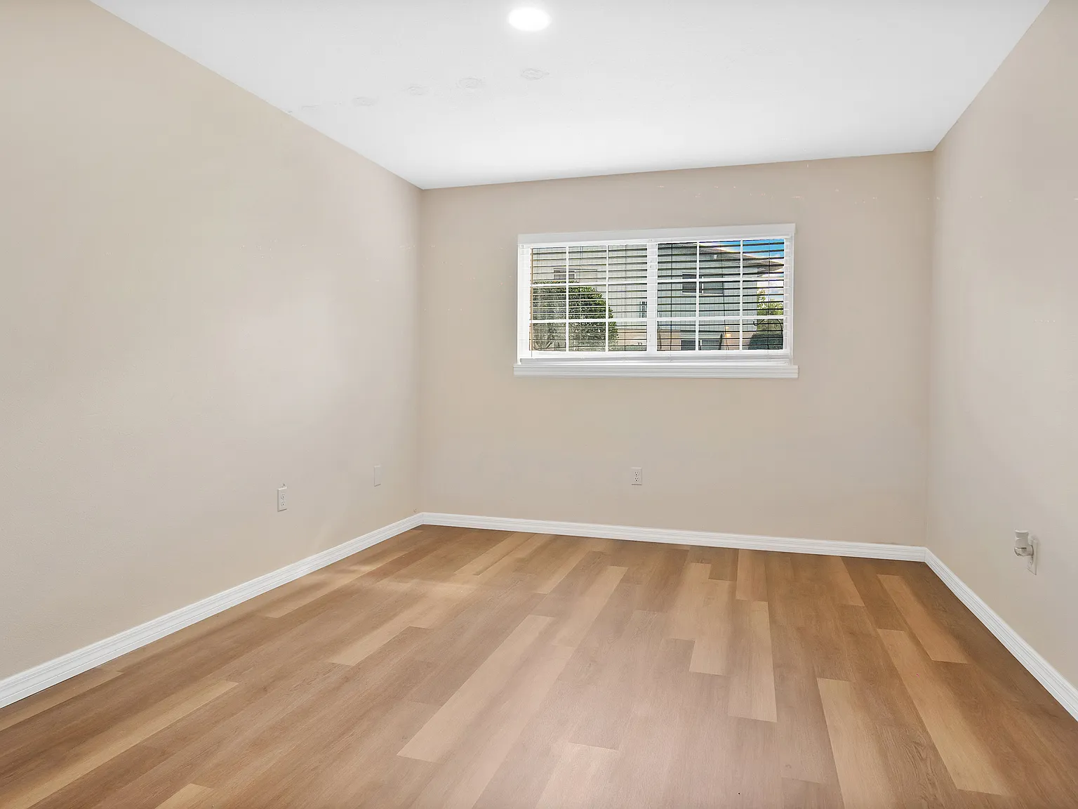2 bed, 881 sqft, $1,650 — Photo 2