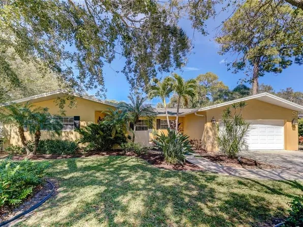 806 Jacaranda Dr, Largo, FL 33770