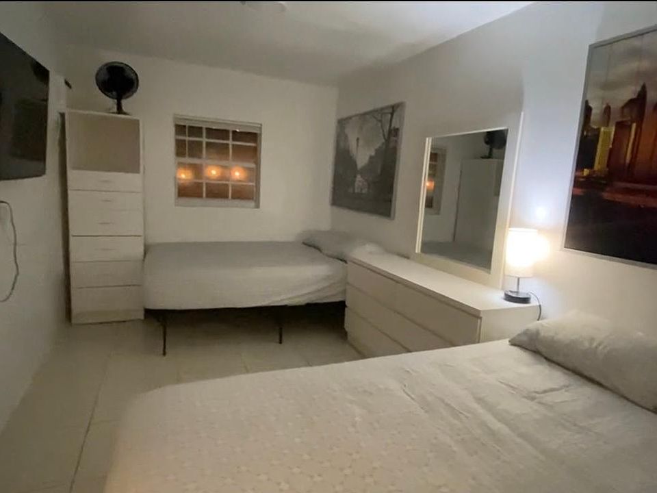 1st image of 801 SE 18th St #4
