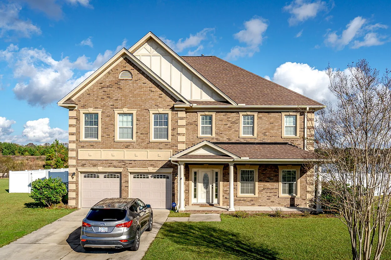 5 bed, 4.5 bath, 4300 sqft, $2,400 — Photo 1