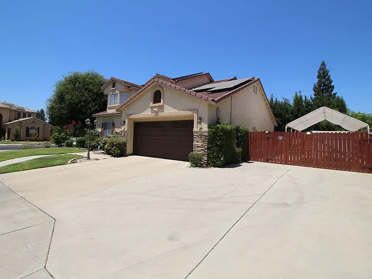 2542 E Omaha Ave — Photo 2