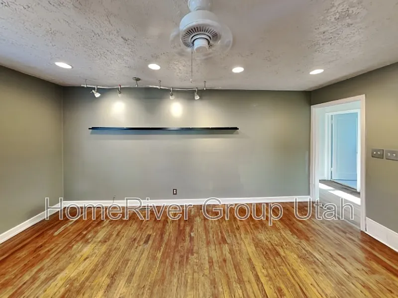4 bed, 2.0 bath, 1879 sqft, $1,900 — Photo 2