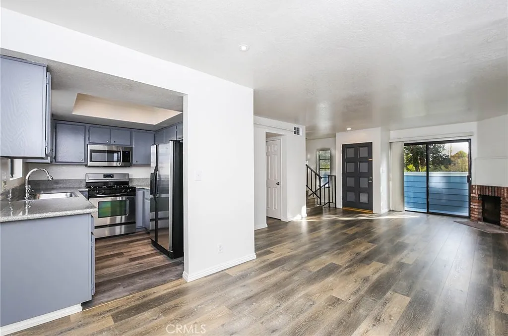 2 bed, 2.5 bath, 1035 sqft, $3,300 — Photo 2