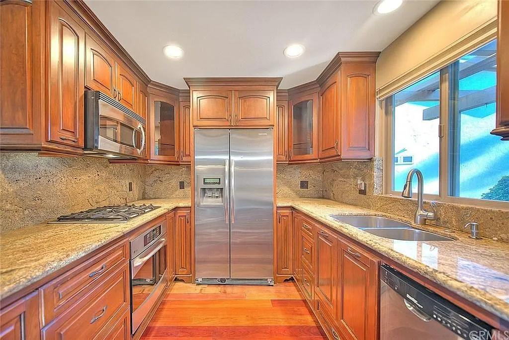 1942 Fairway Circle Dr — Photo 2