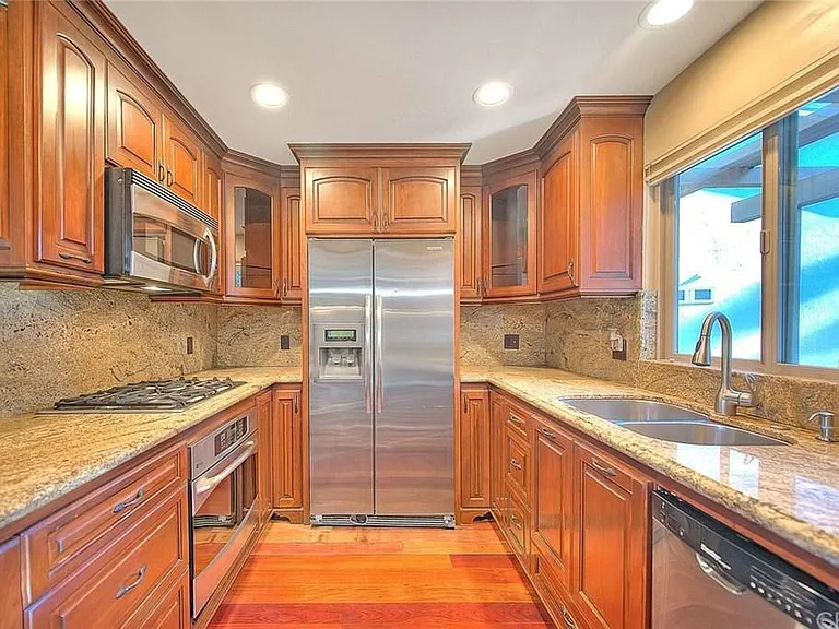 1942 Fairway Circle Dr — Photo 2