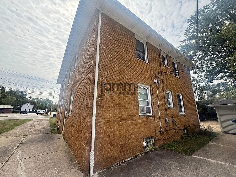3-Bedroom Duplex Apartment in Euclid!! — Photo 2